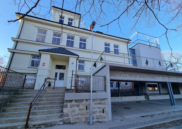 MS Montessori Jablonec nad Nisou hlavní vchodweb